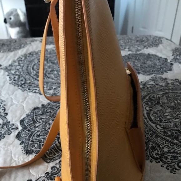 Louis Vuitton purse/ backpack - Picture 4 of 8